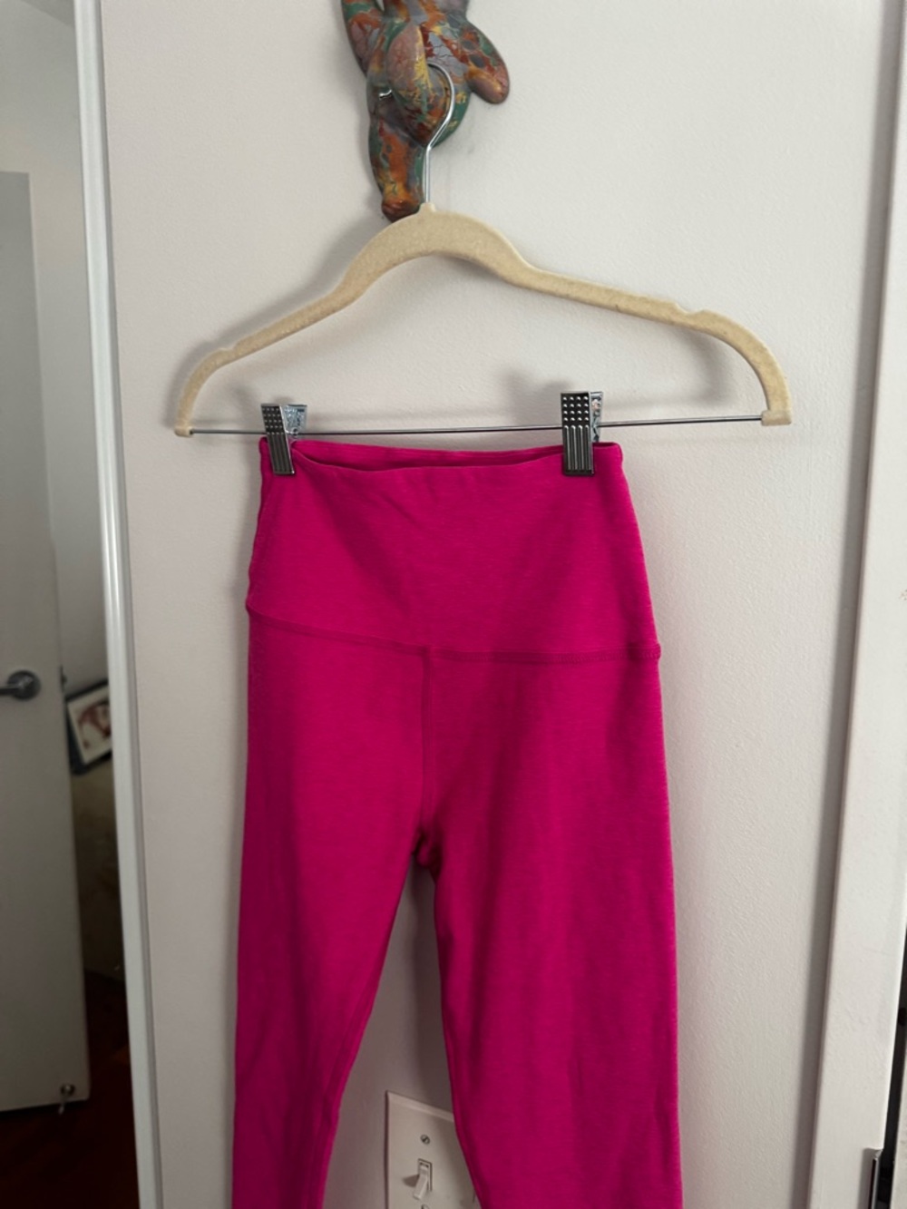 BEYOND YOGA Bright Fuchsia / Hot Pink Space Dye Leggings - Picture 4 of 5